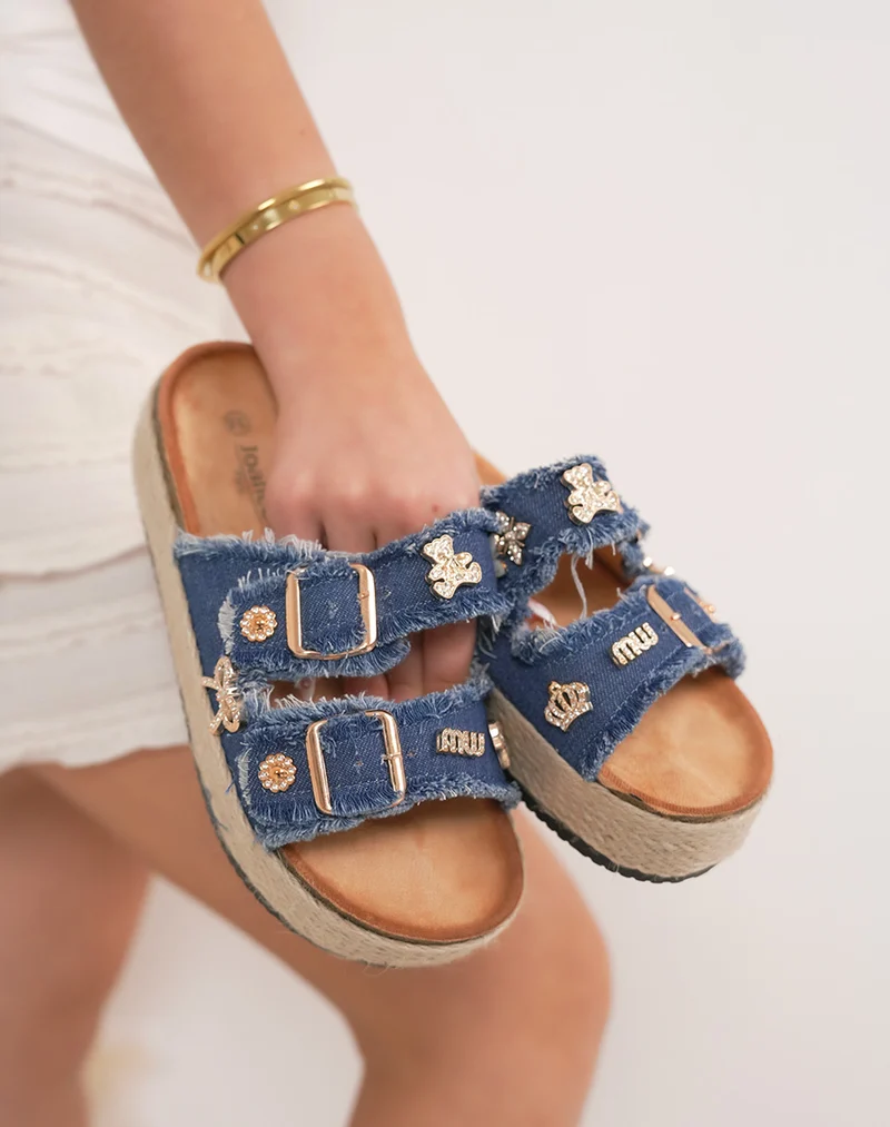 Mules femme bleu foncé effet jean élégantes avec bijoux dorés et plateforme tissée