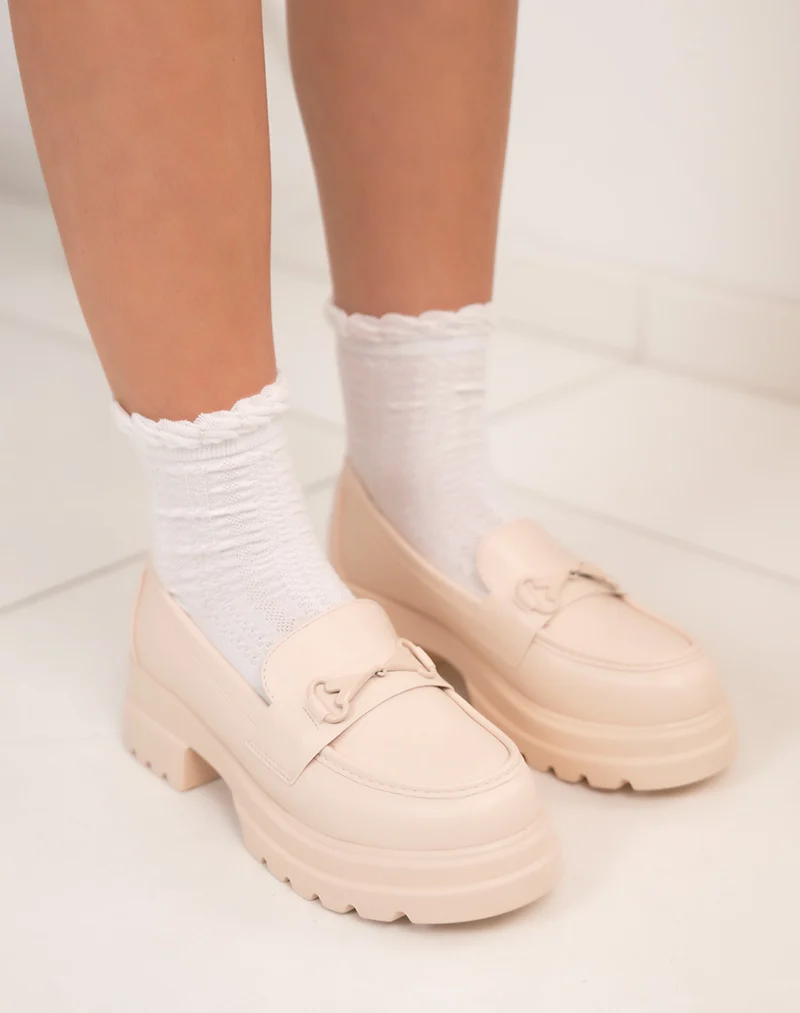 Mocassin femme beige à bijou noir, détail cœur rouge et semelle crantée