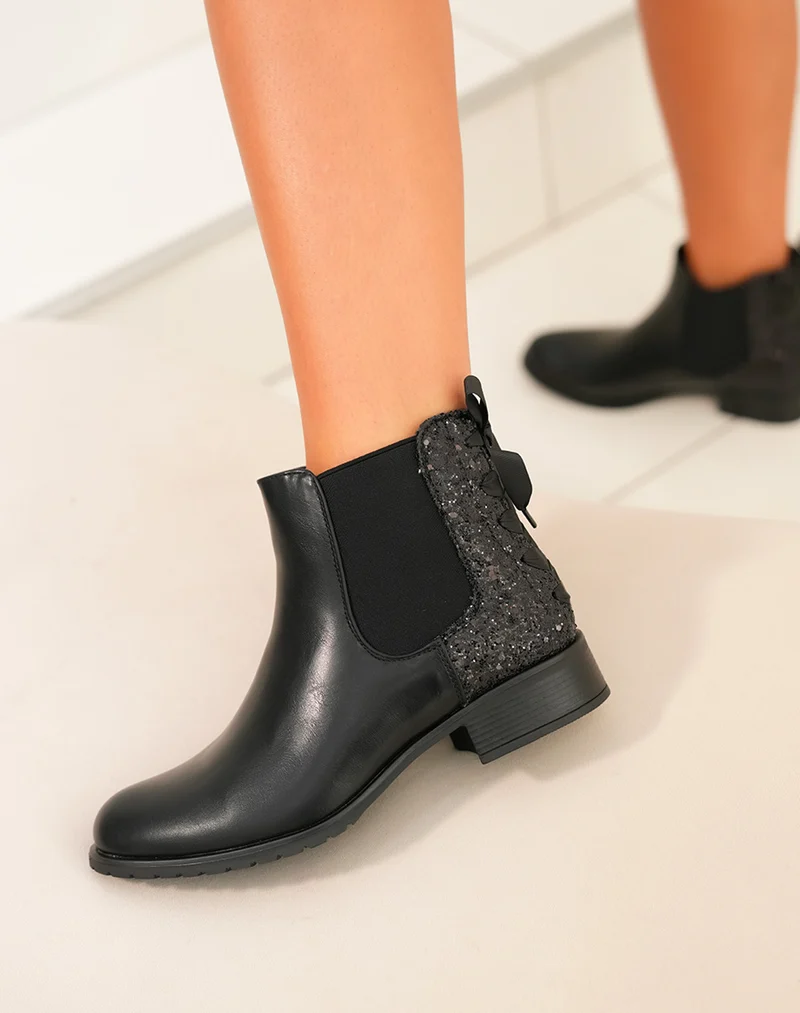 Bottines noires à paillettes et lacets