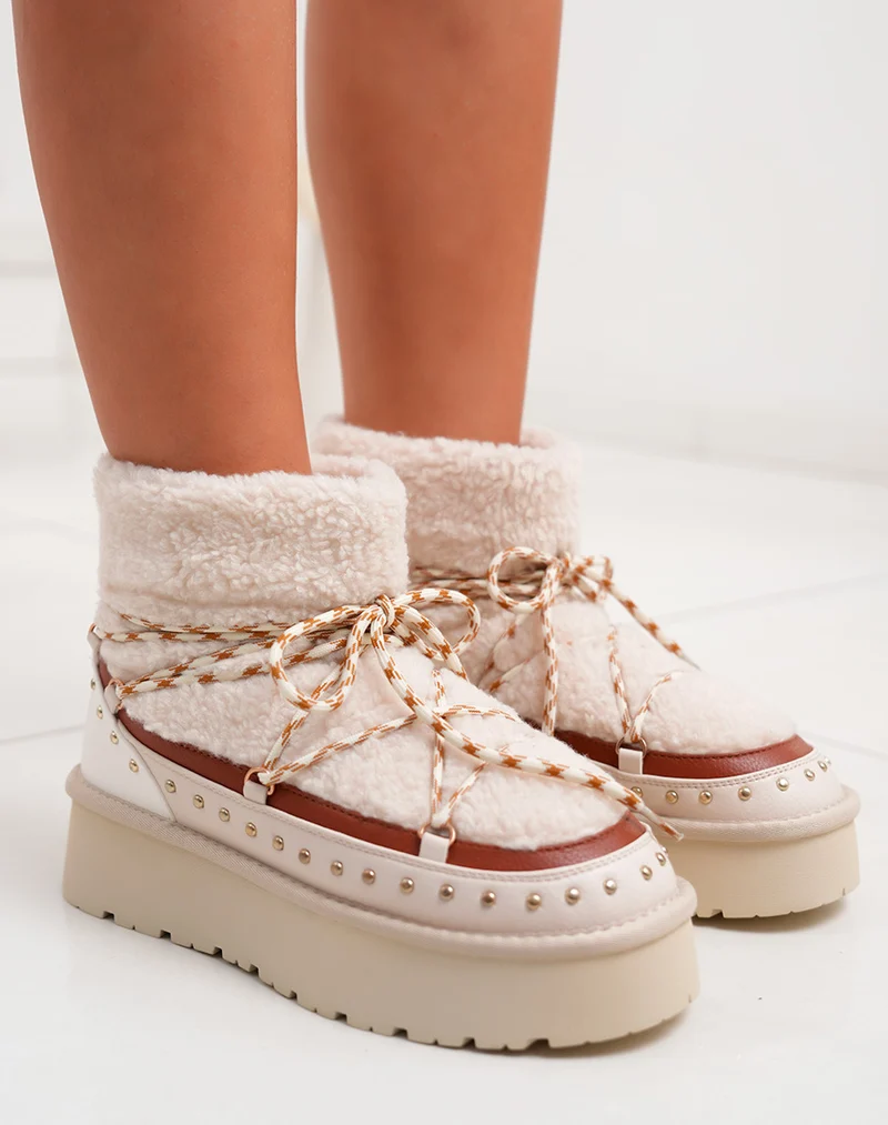 Bottines femme fourrées beige à lacets avec clous dorés et semelle crantée