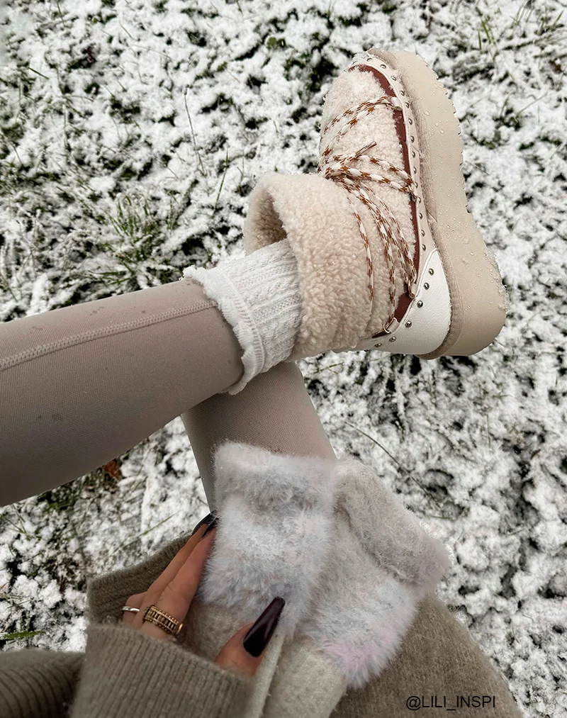 Bottines femme fourrées beige à lacets avec clous dorés et semelle crantée