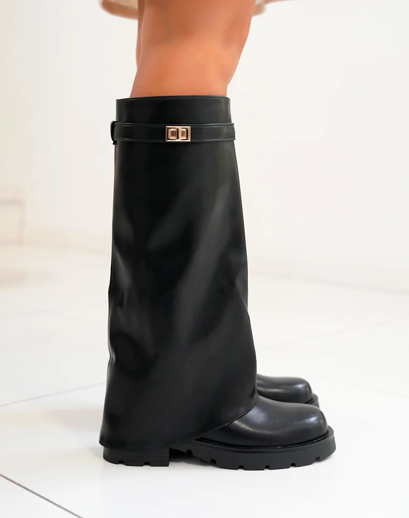 Bottes femme noires à revers avec détail doré et semelle crantée