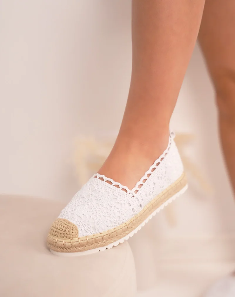 Espadrilles femme blanches élégantes en dentelle avec semelle en jute naturelle