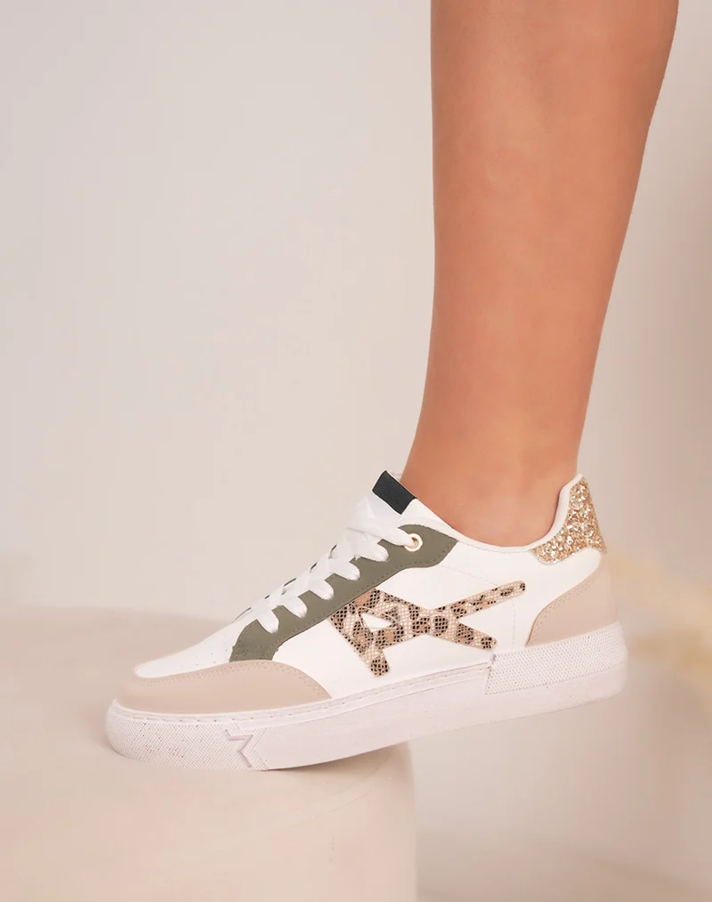 Baskets femme blanches tendance à motif léopard et détails kaki