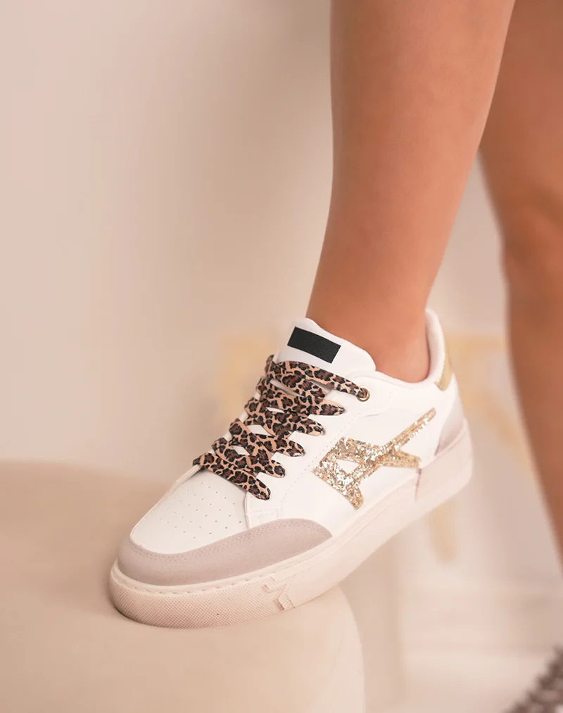 Baskets femme blanches tendance à motif pailleté doré et lacets léopard