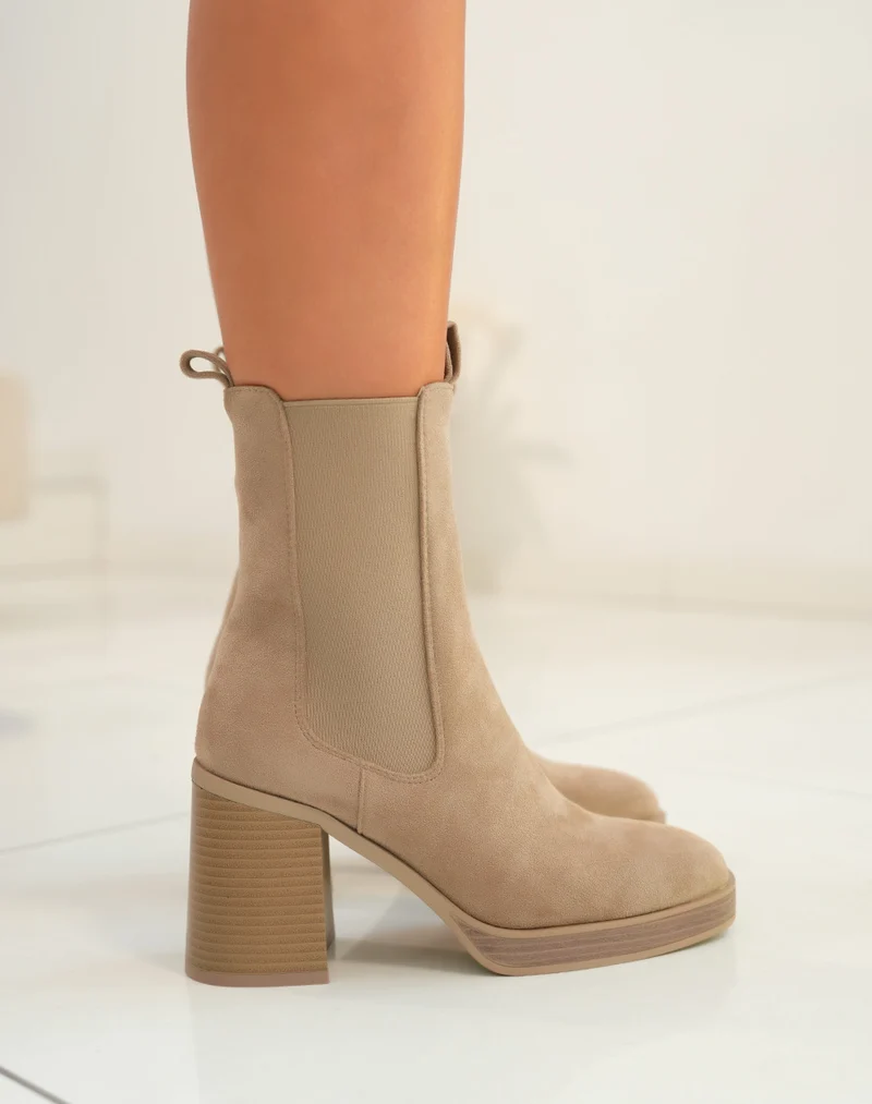 Bottines taupe clair en suédine montant style chelsea à talon