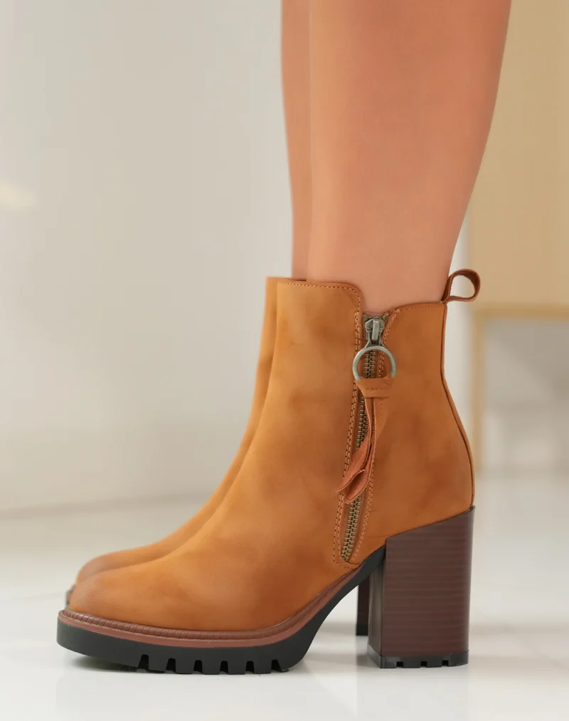 Bottines camel à talon et détail marron