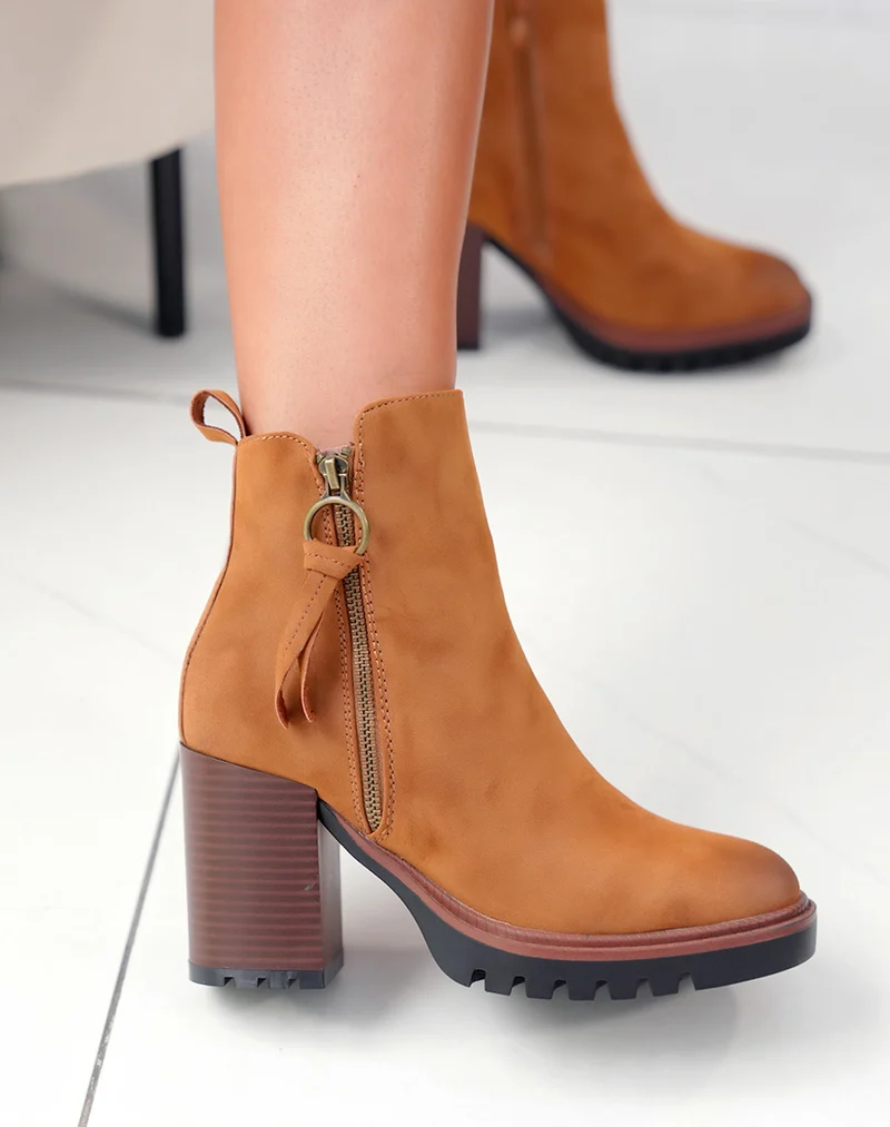 Bottines camel à talon et détail marron