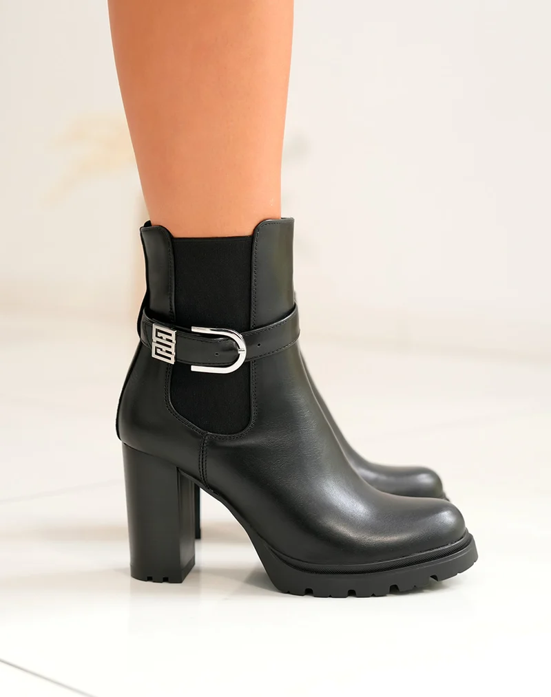 Bottines noires à talon à boucle argenté
