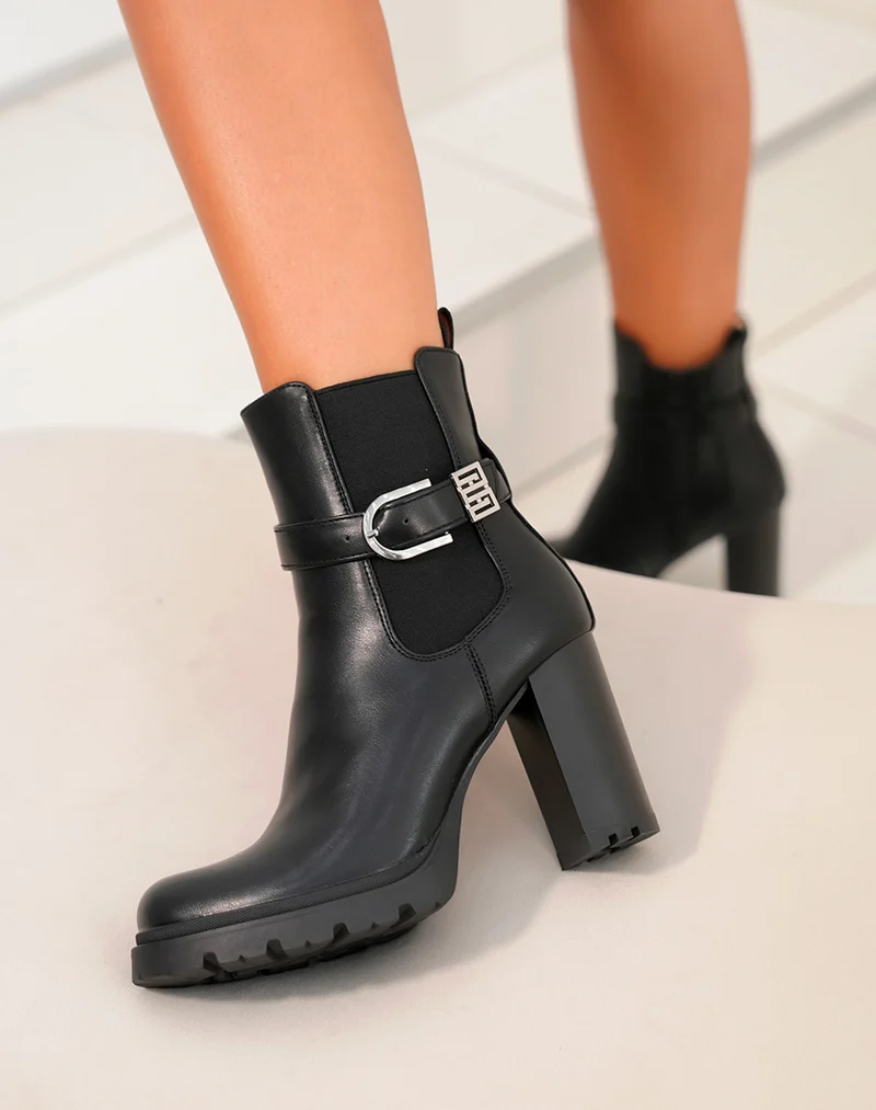 Bottines noires à talon à boucle argenté