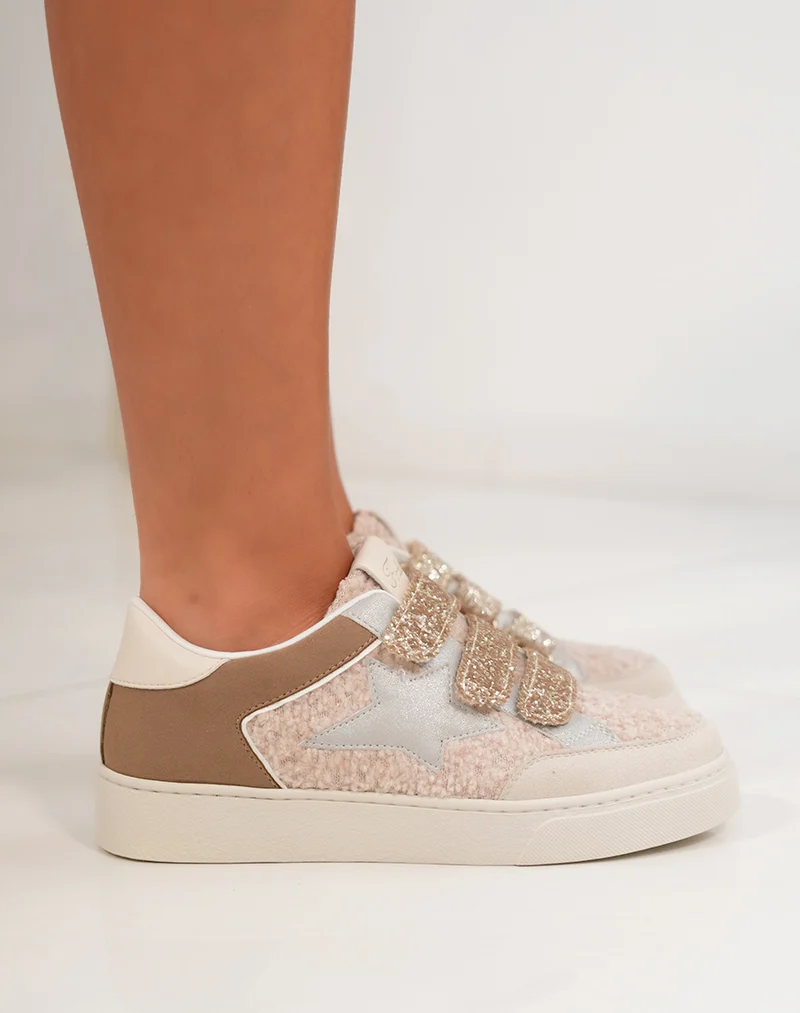 Basket femme effet moumoute beige avec scratchs dorés pailletés