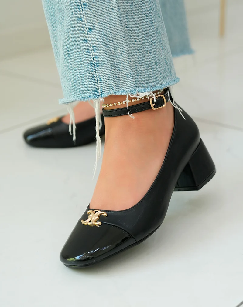 Sandales à talon noires élégantes avec bijou doré et bout verni