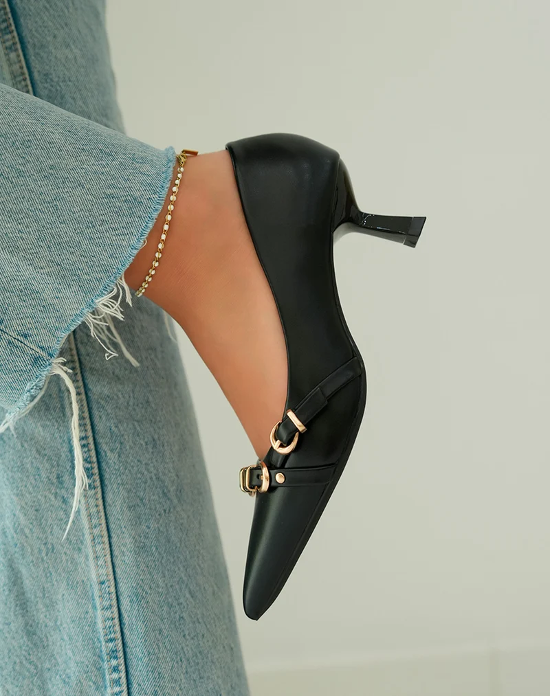 Escarpins noirs élégants avec talon biseauté et détails de boucles dorées