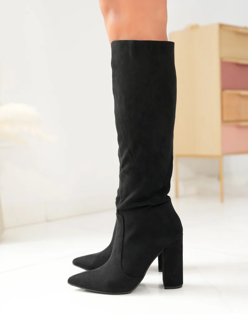 Bottes en suédine noire à bout pointu et à talon