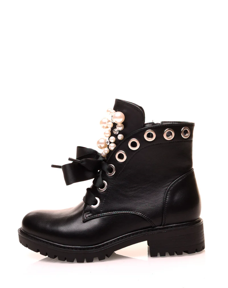 Bottines noires à lacets épais et ajourées de perles