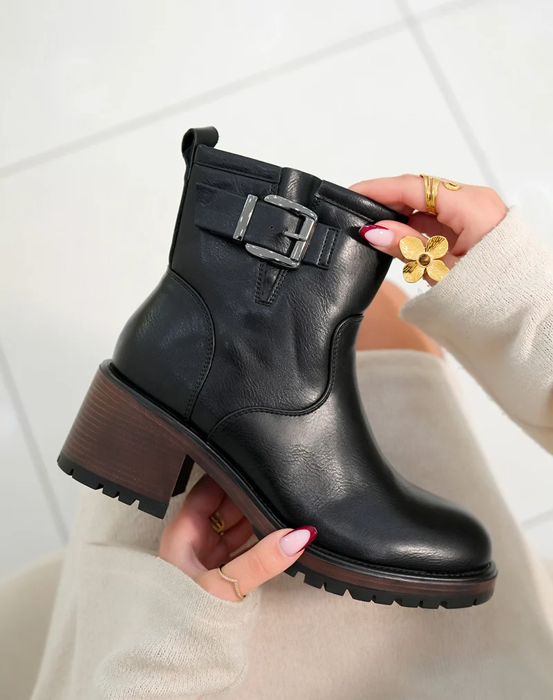 Bottines femme noires avec semelle crantée marron et lanière argentée