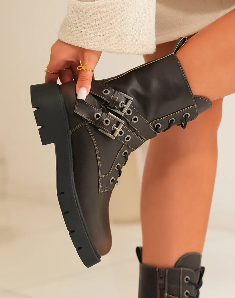 Bottines femme marron à lacets avec sangles argentées et semelle crantée