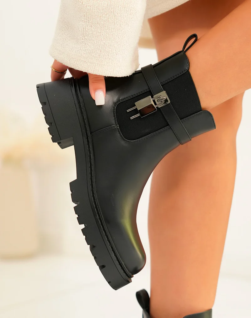 Bottines femme noires à lanière avec cadenas et semelle crantée