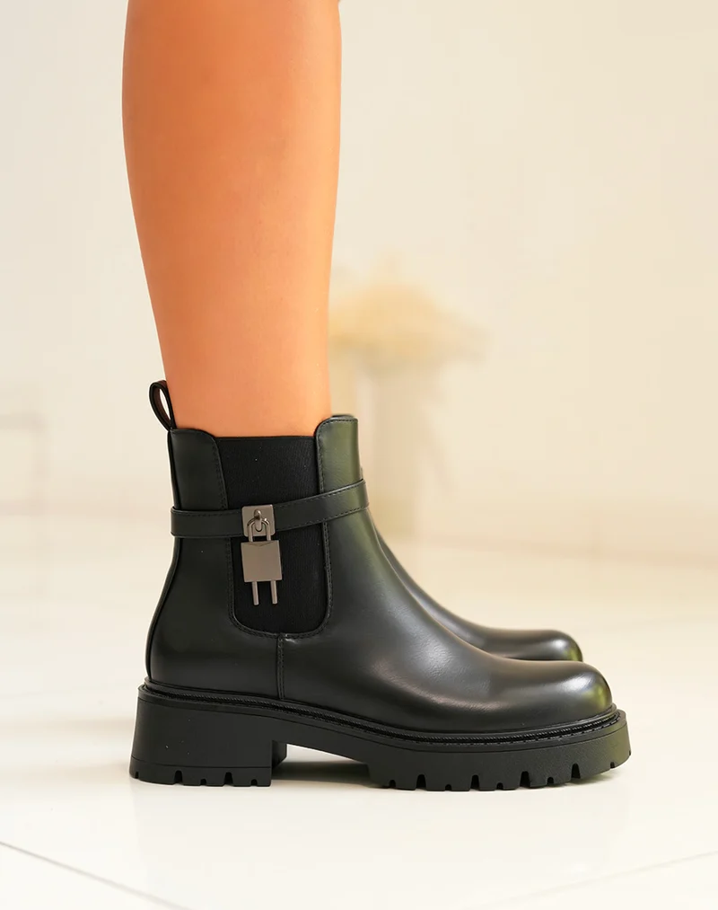 Bottines femme noires à lanière avec cadenas et semelle crantée