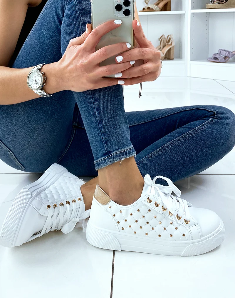 Baskets matelassées et cloutées beige