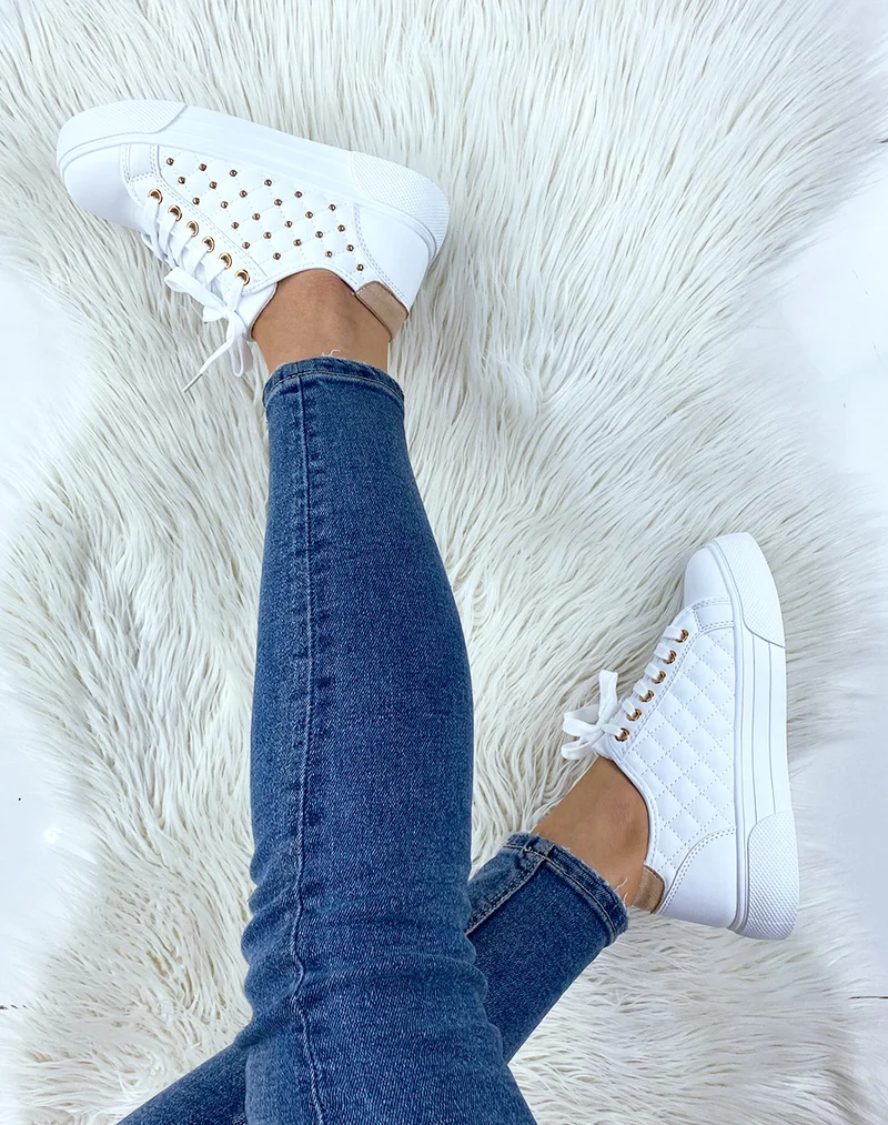 Baskets matelassées et cloutées beige