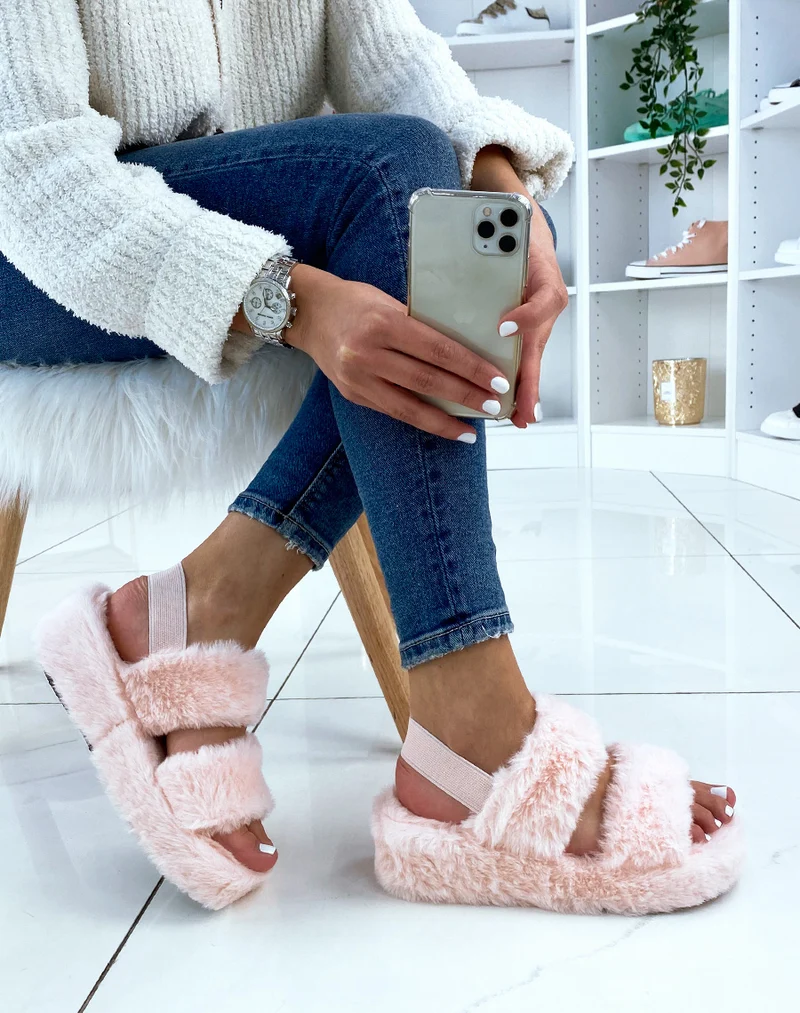 Pantoufles rose en fausse fourrure à double lanière