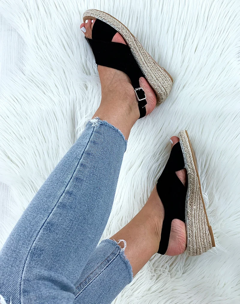 Sandales ouvertes en suédine noires à talons compensés