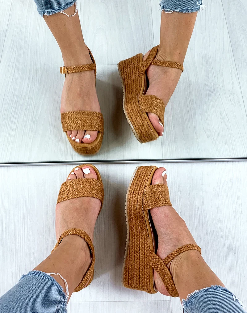 Sandales compensées camel à brides larges tressées