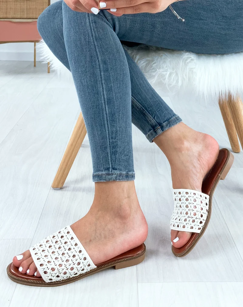 Mules blanches à brides tressées en similicuir