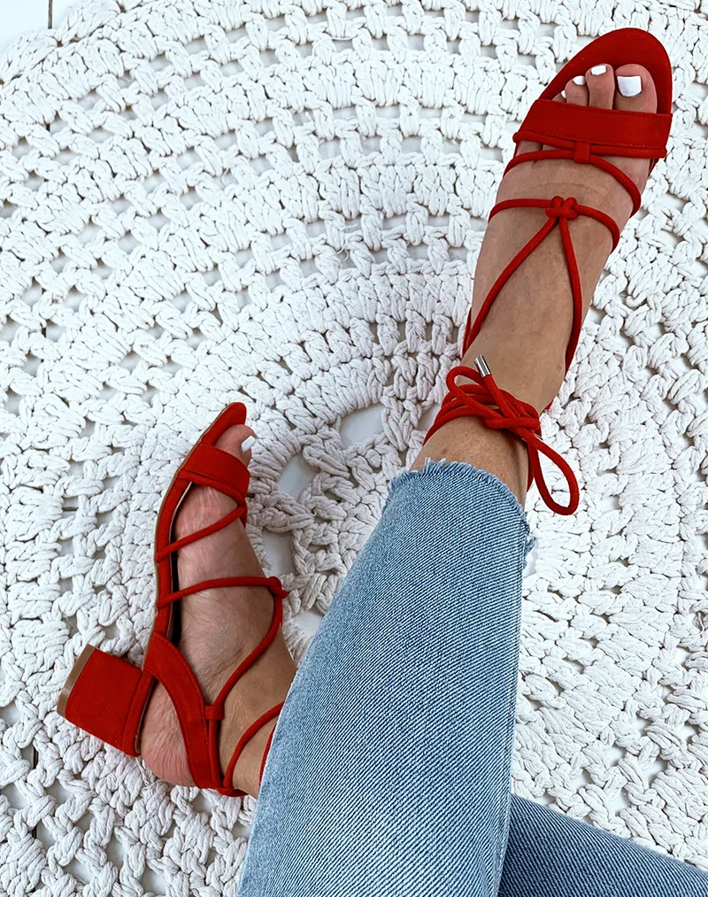 Sandales en suédine rouges à petits talons et à lacets chevilles