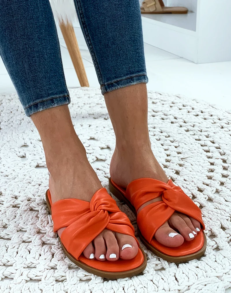 Sandales orangées plates à brides entrecroisées