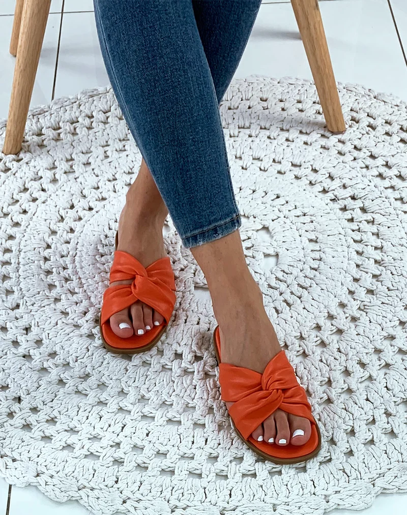 Sandales orangées plates à brides entrecroisées