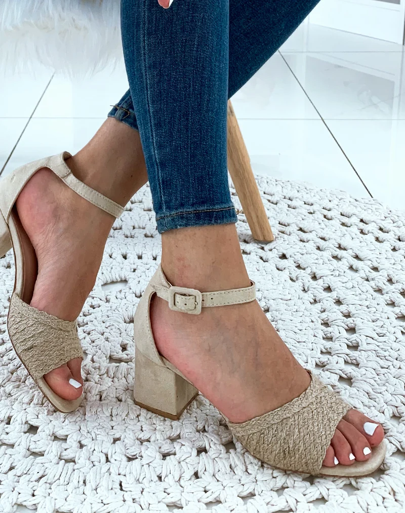 Sandales à talons beige avec bride en raphia