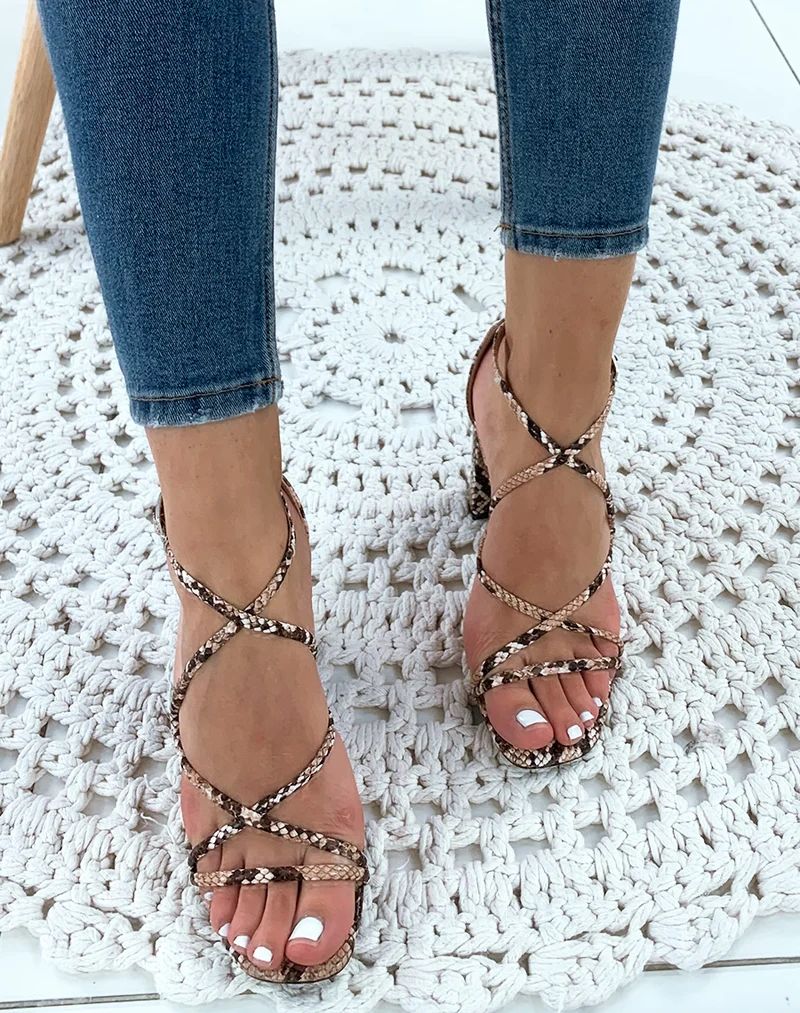 Sandale beige talon carré effet python