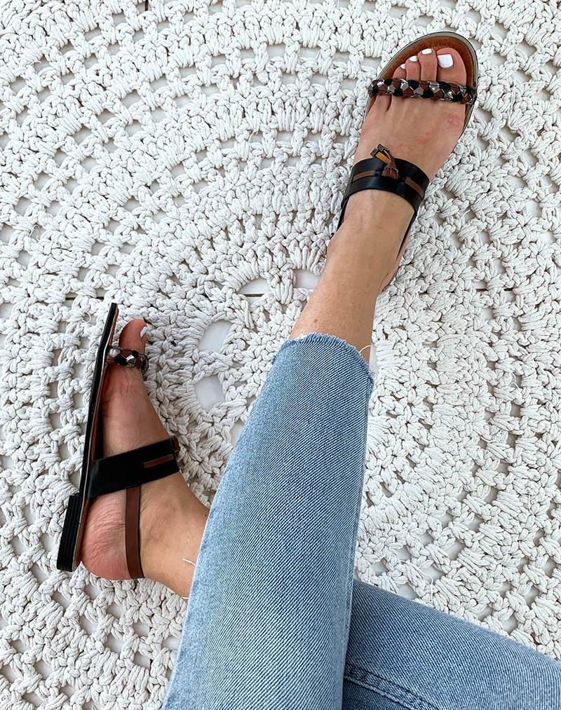 Sandales noires à bride multicolore tressée et bride fantaisiste