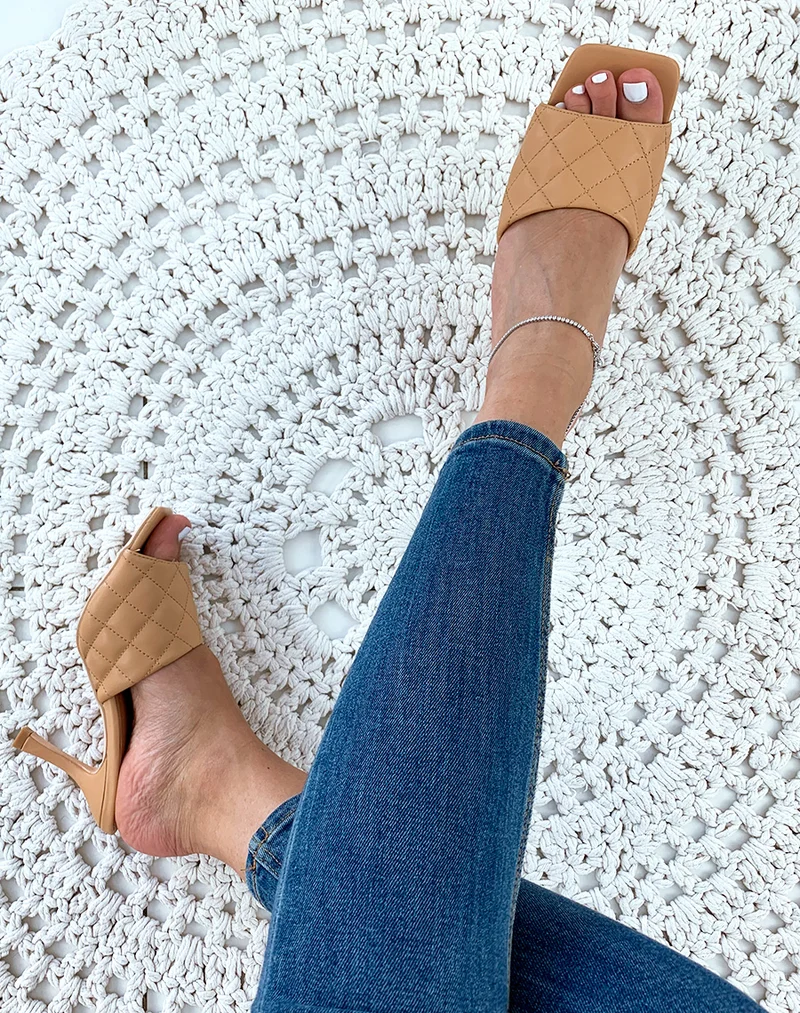 Mules beiges à talons et à larges brides matelassées