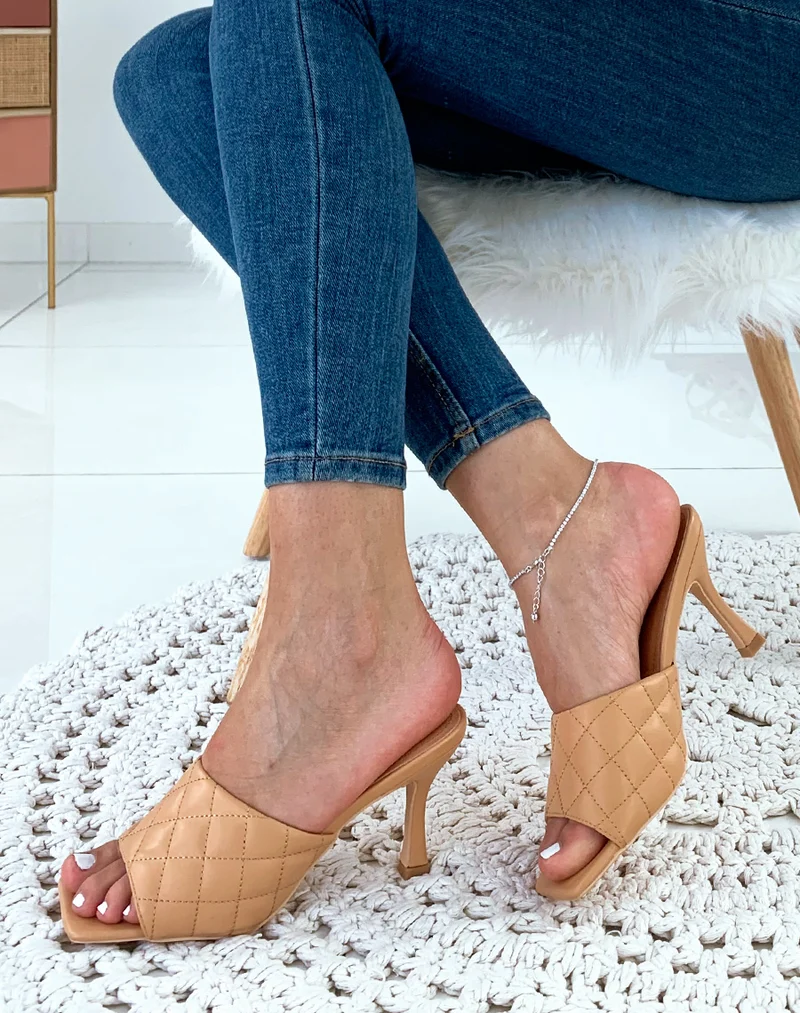 Mules beiges à talons et à larges brides matelassées