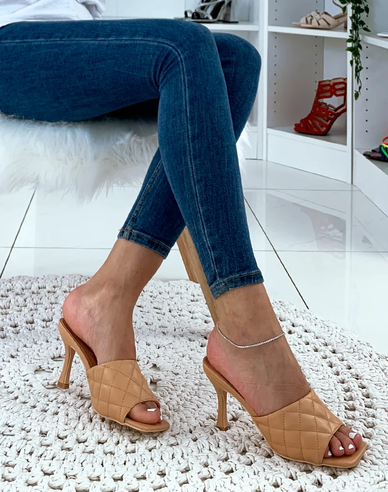 Mules beiges à talons et à larges brides matelassées