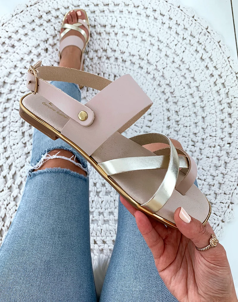 Nu-pieds en cuir beiges et dorés à multiples brides entrecroisées