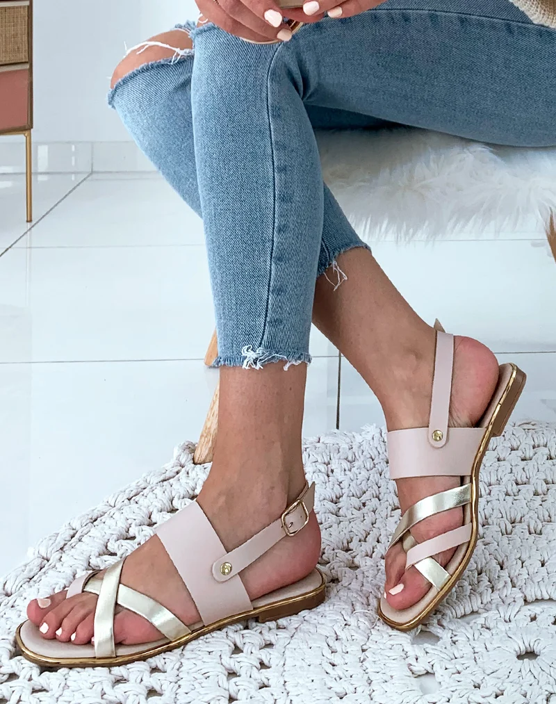 Nu-pieds en cuir beiges et dorés à multiples brides entrecroisées