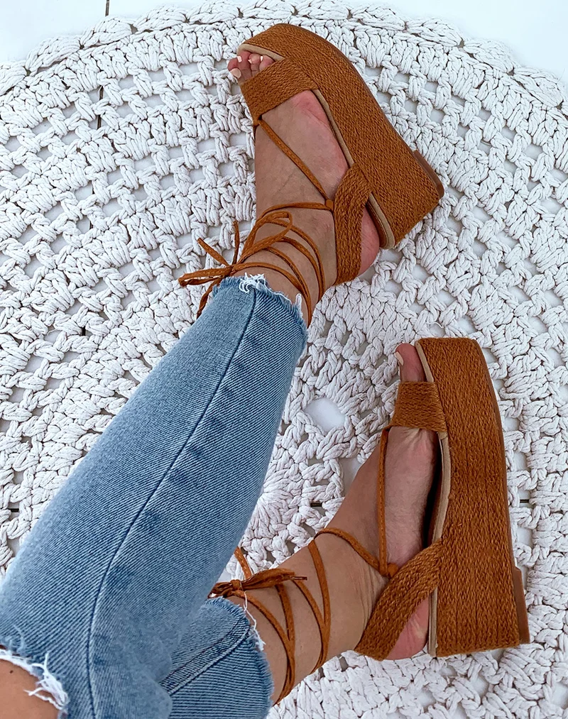 Sandales en osier camel à talons compensées et à lacets