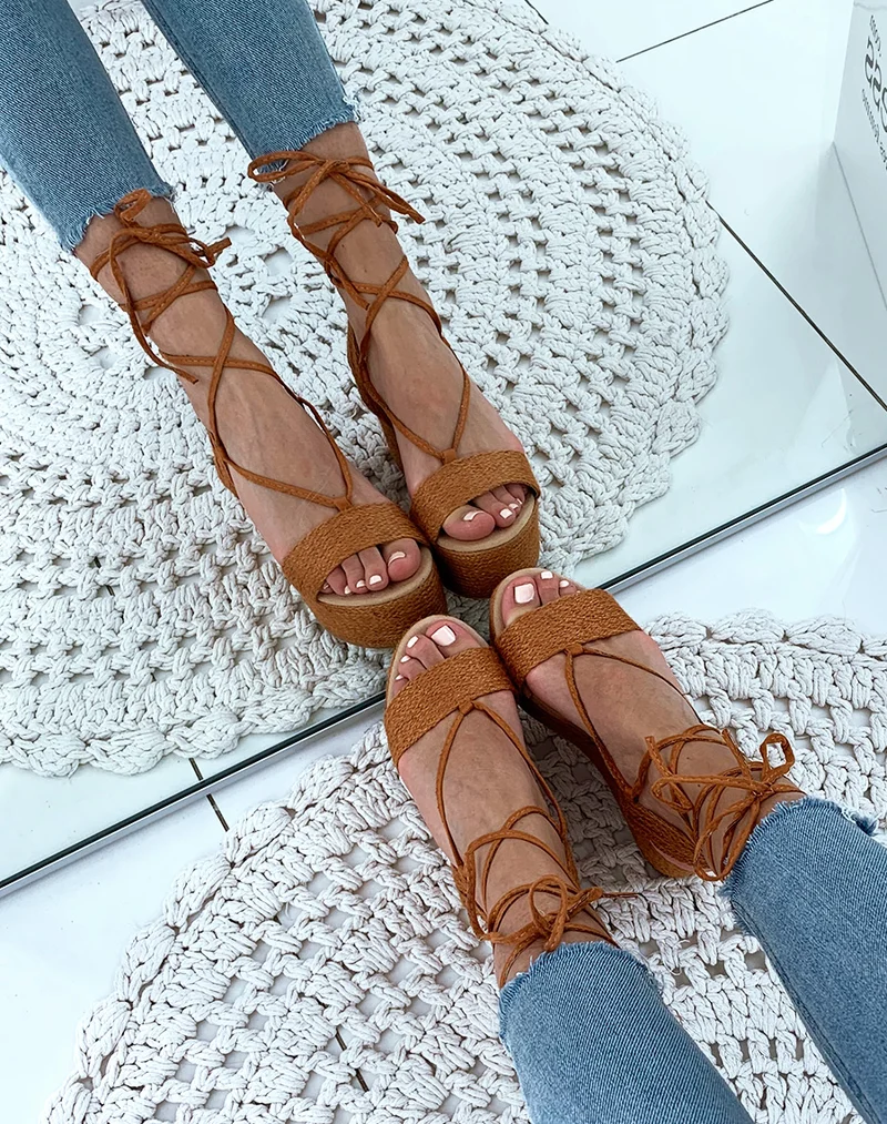 Sandales en osier camel à talons compensées et à lacets