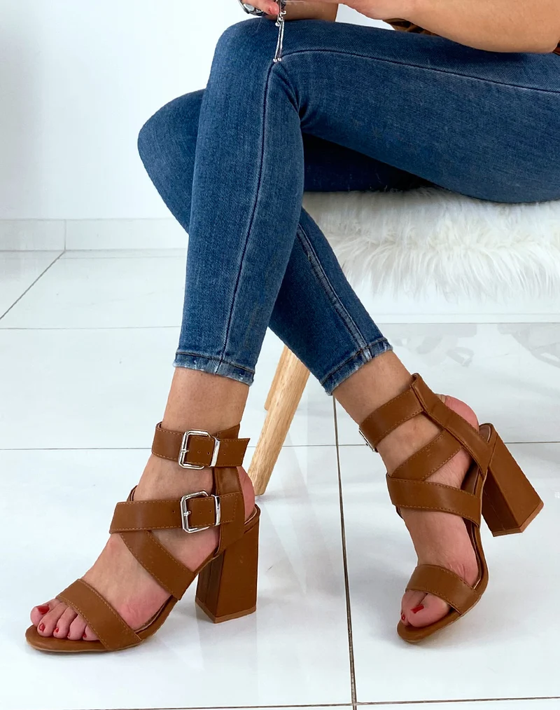 Sandales camel à talons et à multiples brides