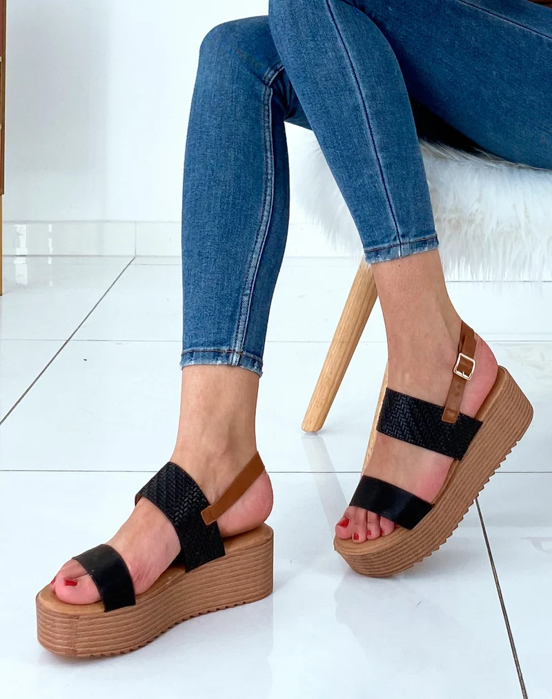 Nu-pieds compensés noirs et camel