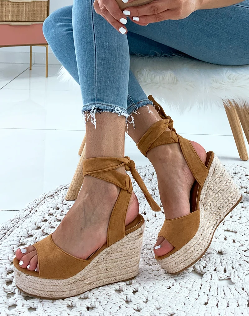 Sandales à talons compensés à lacets en suédine camel