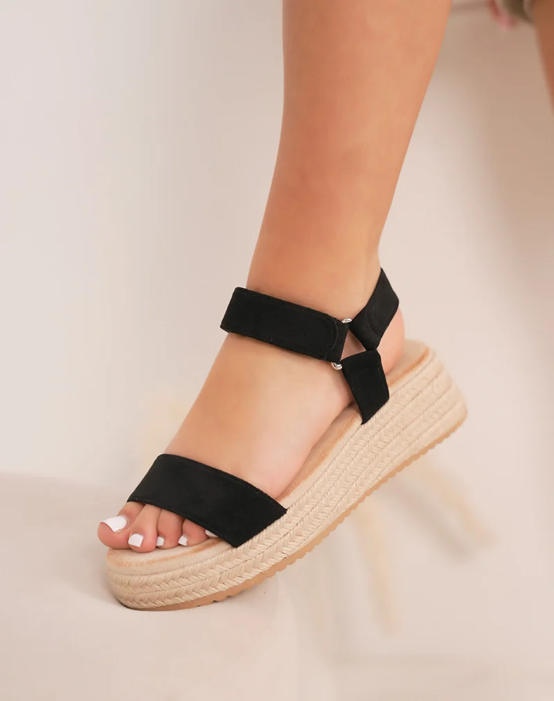 Sandales compensées femme noires tendance en suédine avec semelle tressée