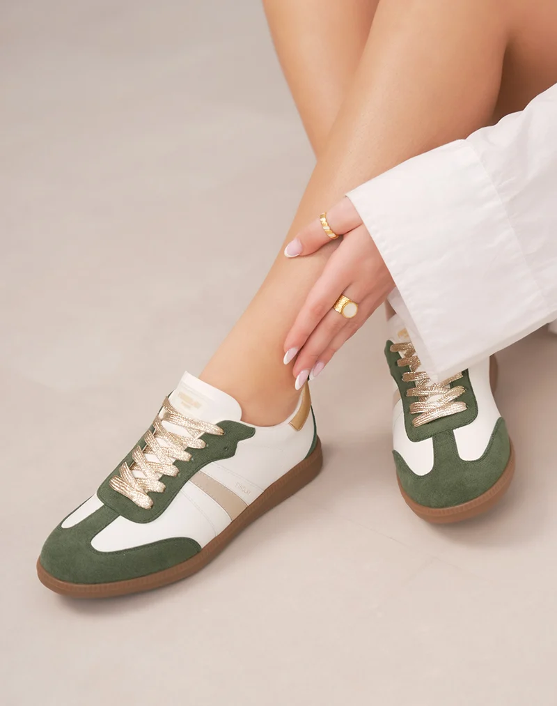 Basket FINDLAY femme blanche à empiècements verts et lacets dorés pailletés