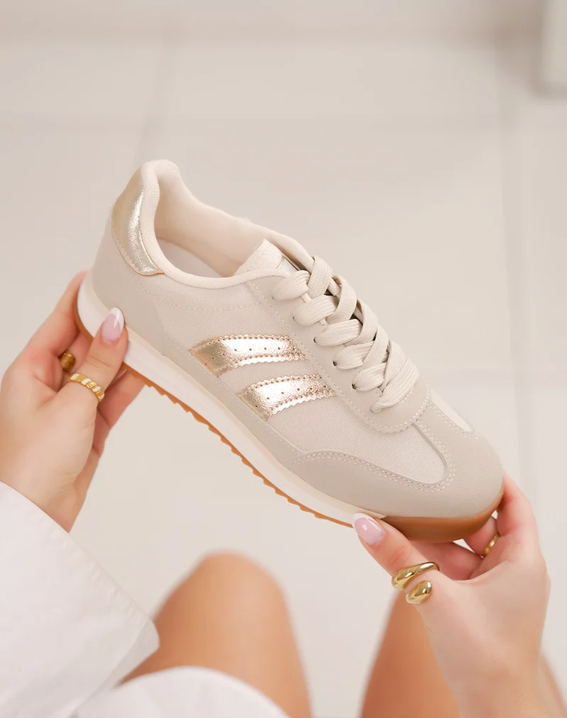Basket femme beige tendance avec bandes dorées et semelle crantée