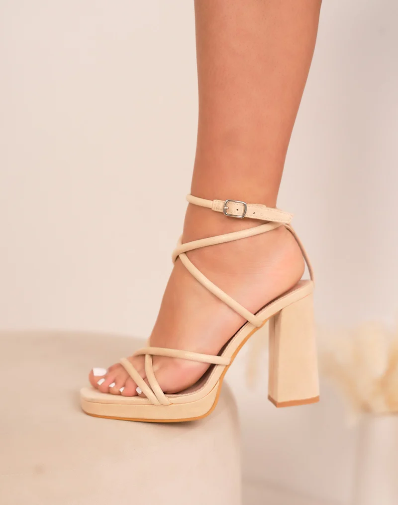 Sandales femme beige élégantes à talon haut épais avec brides croisées et détails dorés