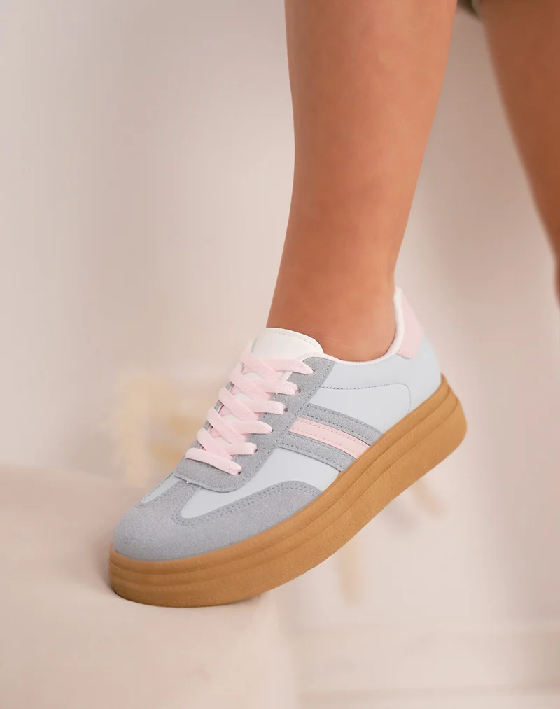 Baskets femme bleu pastel à triple semelle camel avec détails rose tendance